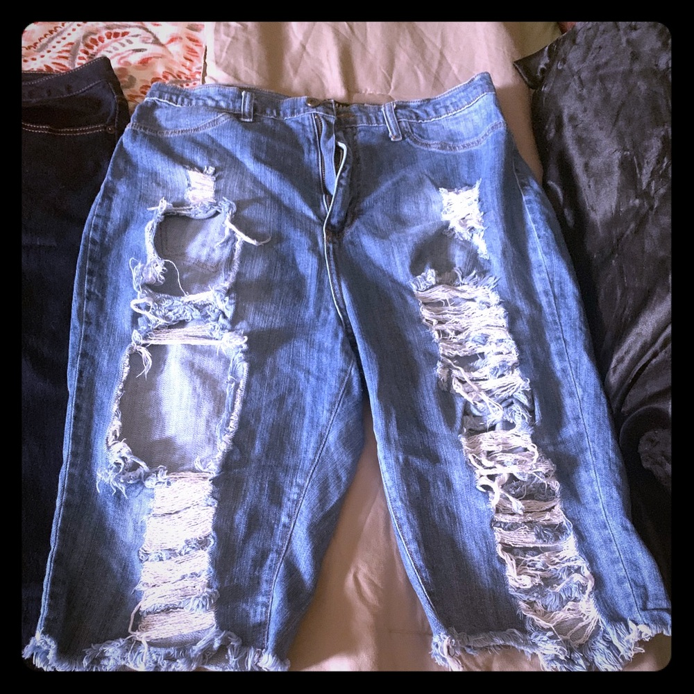 Distressed Bermuda shorts
